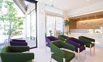 秋山歯科・矯正歯科医院待合室