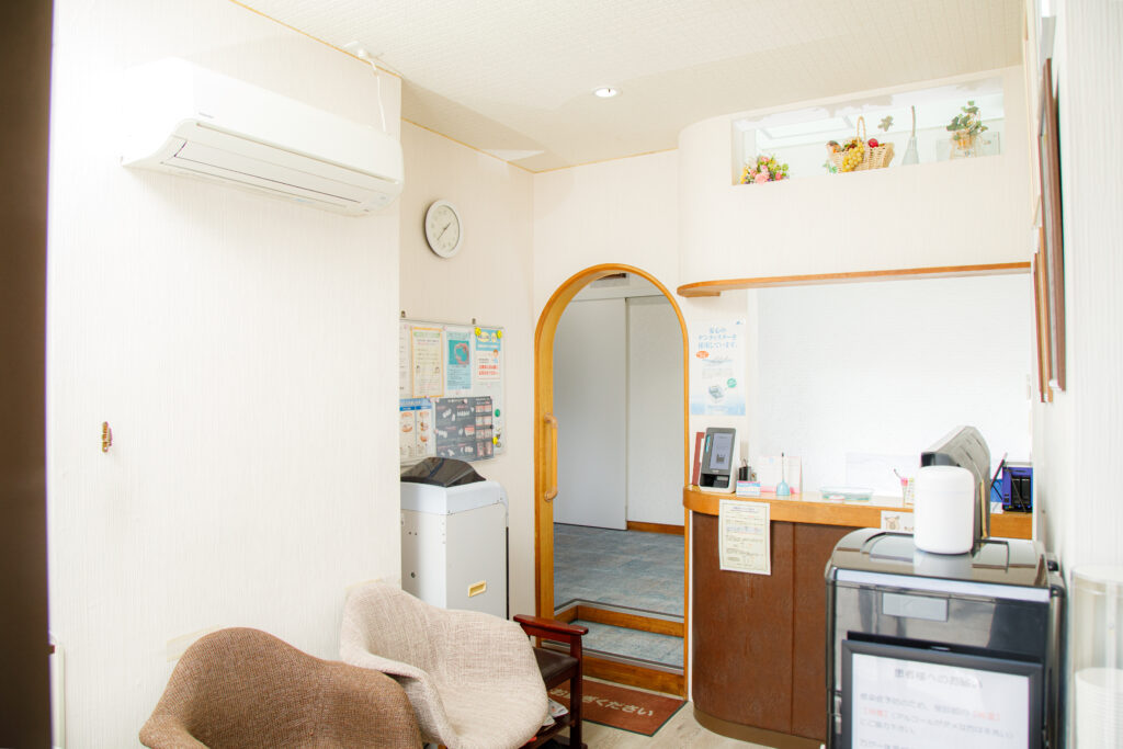 沖殿歯科医院-待合室1