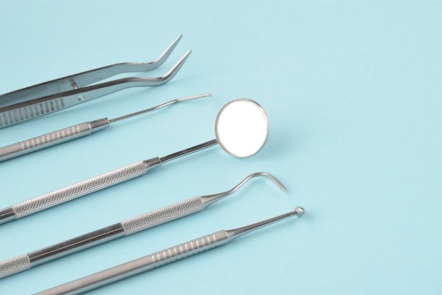 歯科治療用の器具が並んでいる