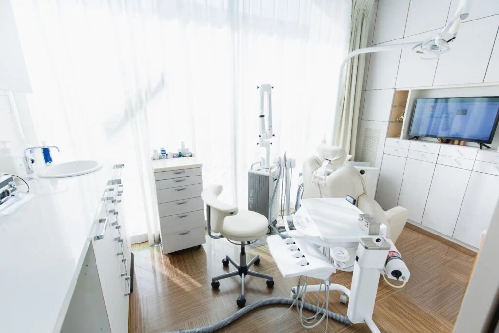ナオデンタルオフィス竹村歯科-診察室1