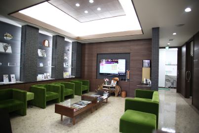 あいおい歯科・インプラント矯正クリニック待合室