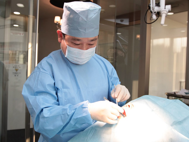 銀座ライオン歯科-静脈内鎮静法を使用したインプラント手術