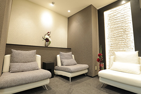 三宮駅前歯科 インプラントクリニック待合室