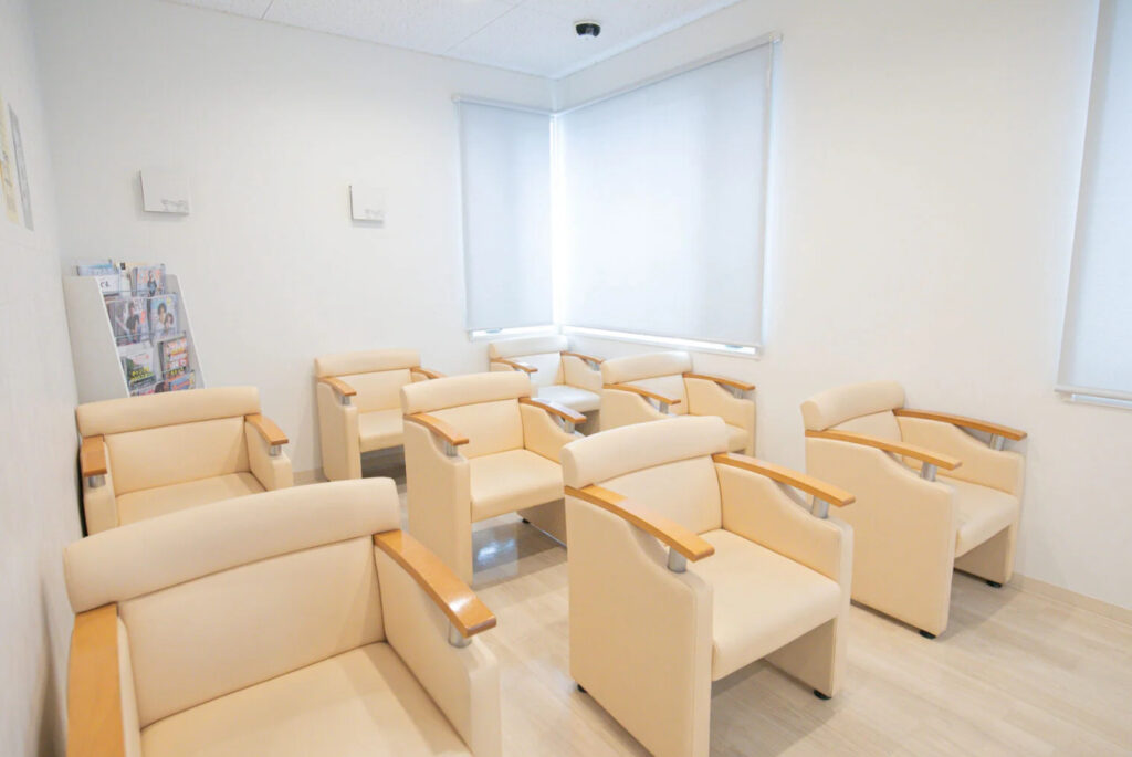 すずき歯科 待合室